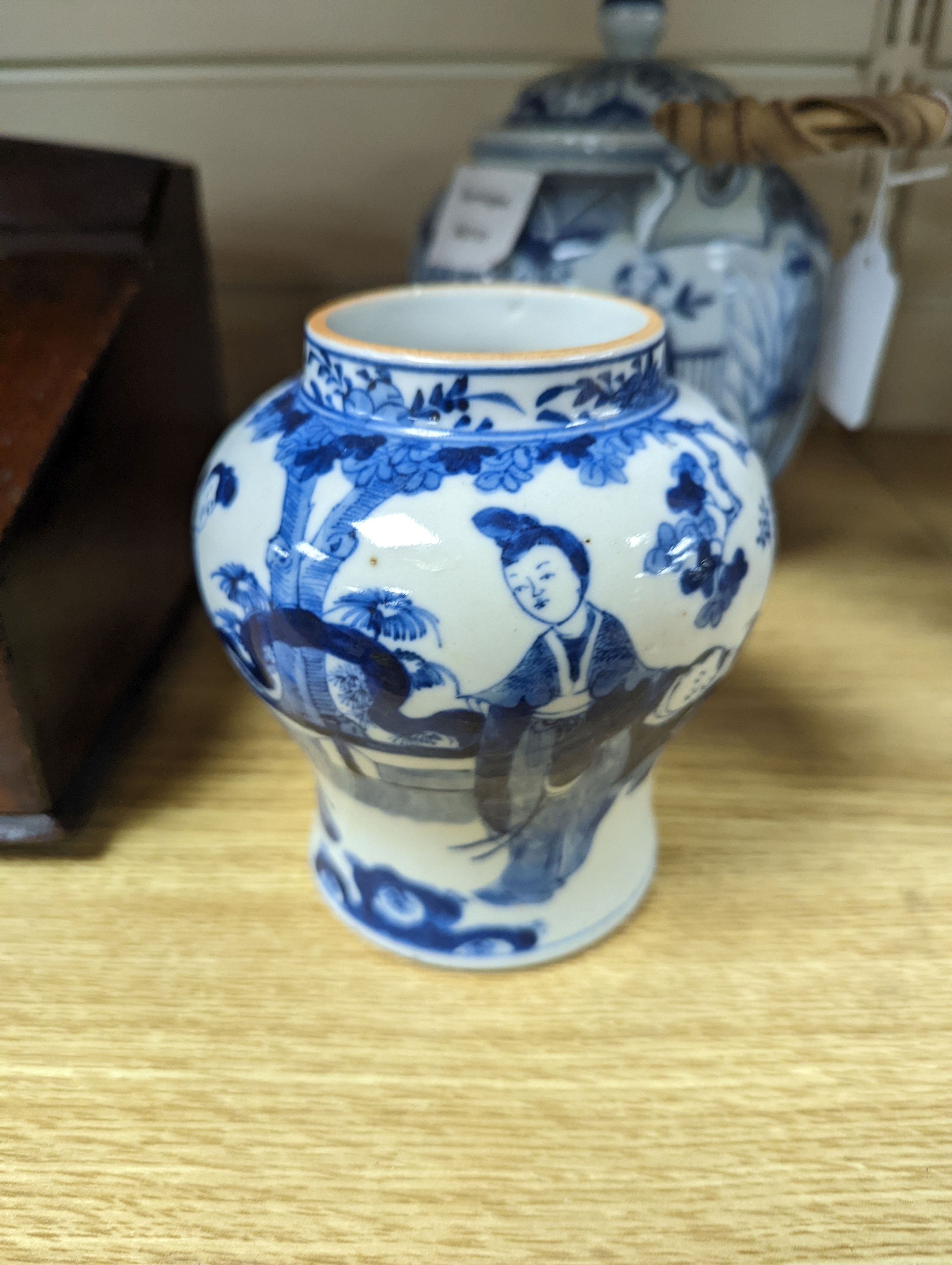 A Chinese blue and white small vase and teapot 19cm